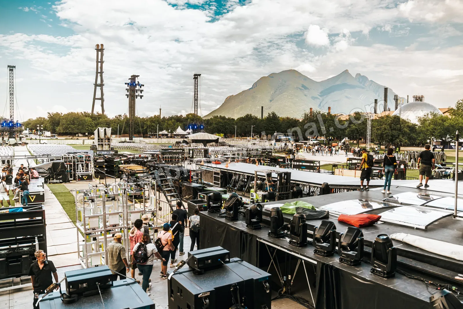 Montaje técnico para Shakira — 100